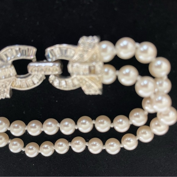 Elegant Faux Pearl Bracelet with Silver tone Clasp - Picture 3 of 3